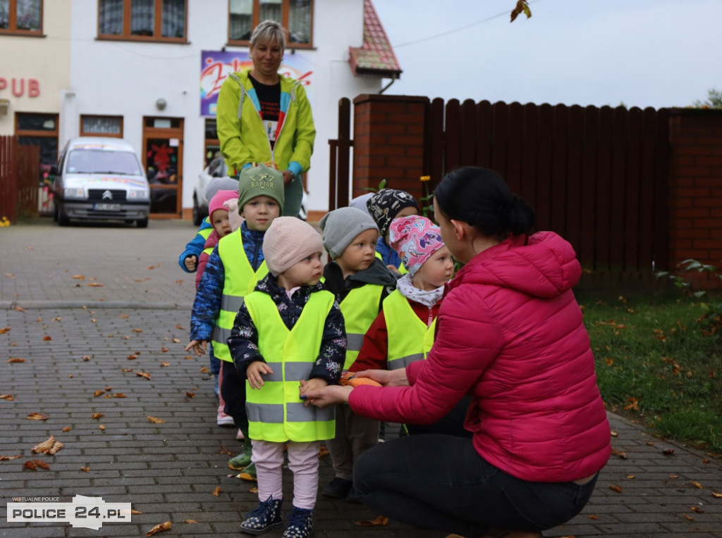 W Niekłończycy dzieci odsłoniły rzeźbę niedźwiadka