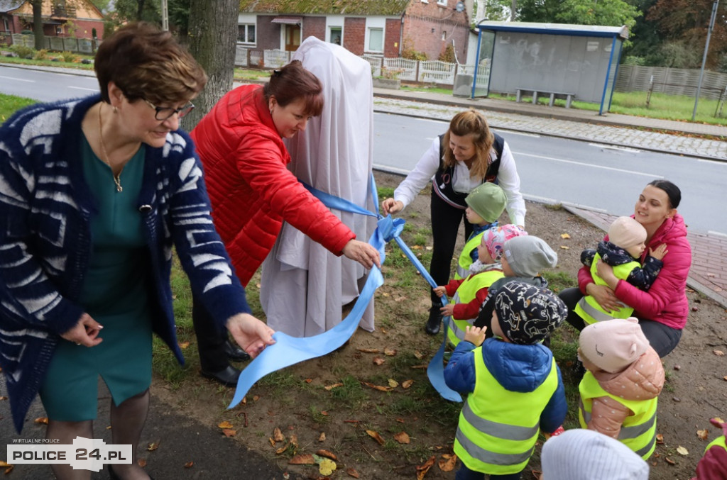 W Niekłończycy dzieci odsłoniły rzeźbę niedźwiadka