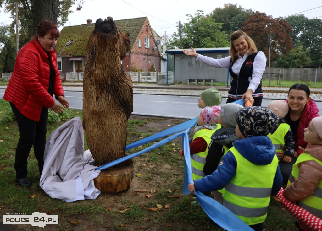 W Niekłończycy dzieci odsłoniły rzeźbę niedźwiadka