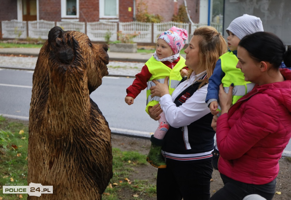 W Niekłończycy dzieci odsłoniły rzeźbę niedźwiadka
