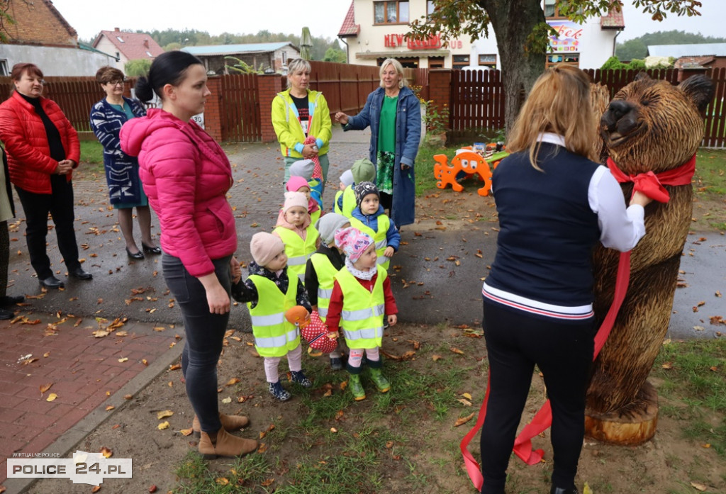 W Niekłończycy dzieci odsłoniły rzeźbę niedźwiadka