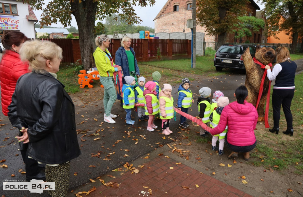 W Niekłończycy dzieci odsłoniły rzeźbę niedźwiadka