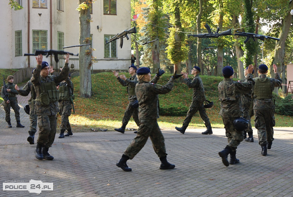 Uczą się jak być policjantem, strażakiem, żołnierzem
