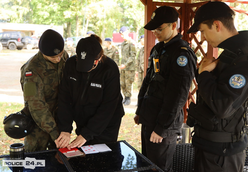 Uczą się jak być policjantem, strażakiem, żołnierzem