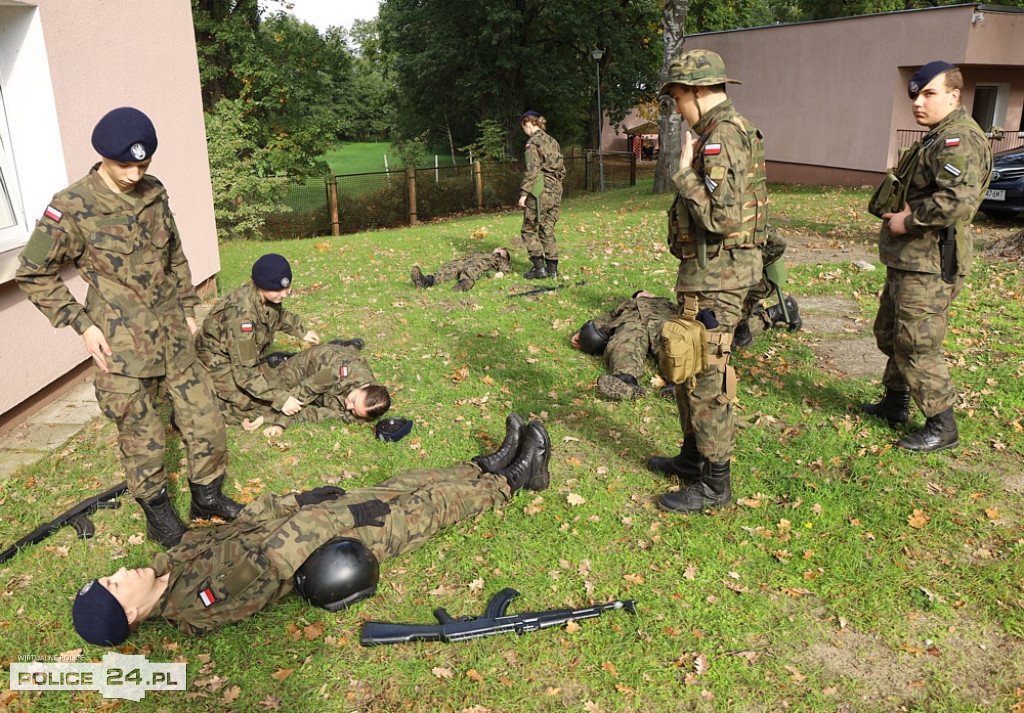 Uczą się jak być policjantem, strażakiem, żołnierzem