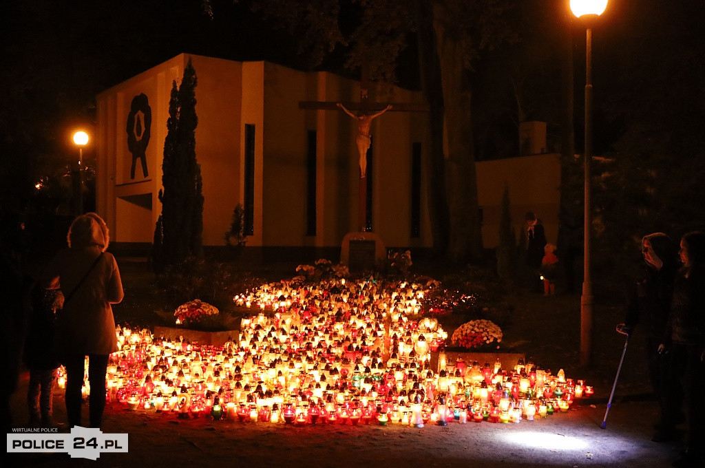 Cmentarz po zmroku skłania do zadumy i refleksji