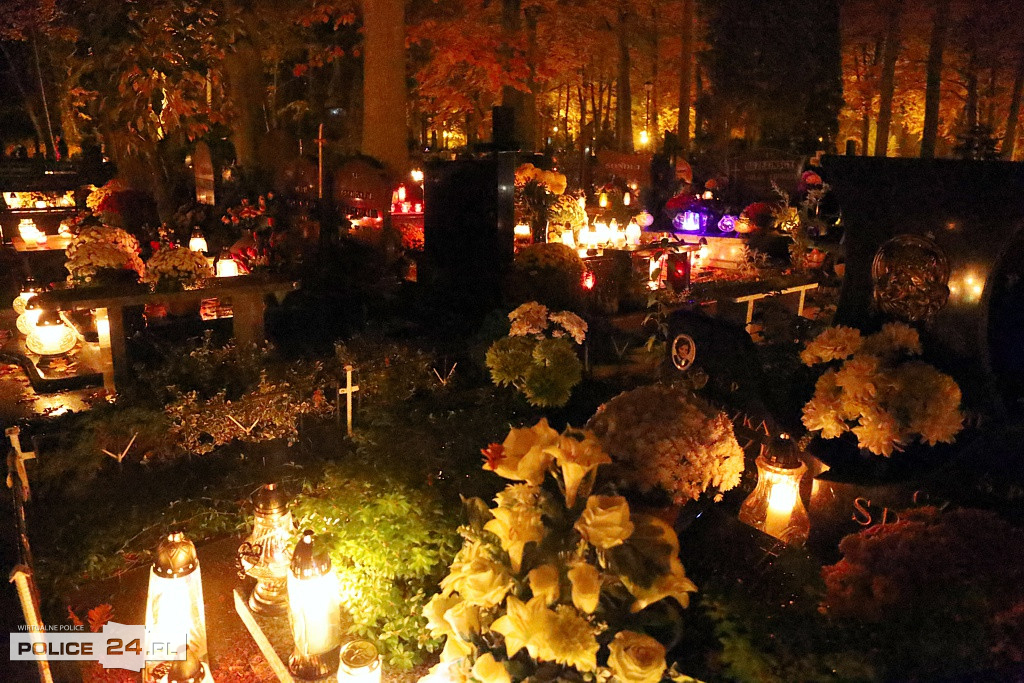 Cmentarz po zmroku skłania do zadumy i refleksji