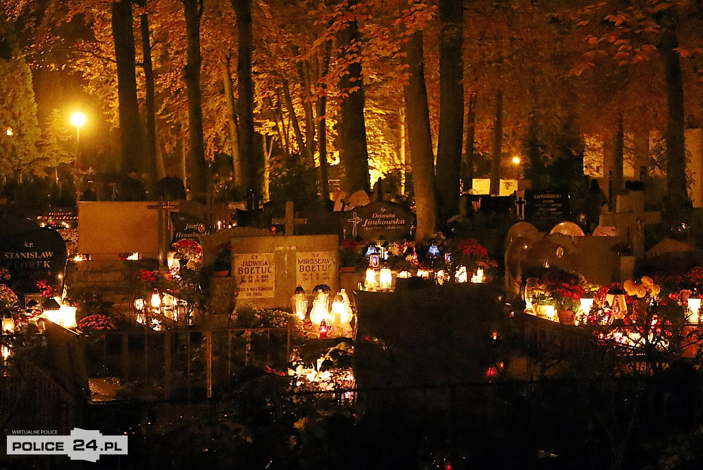 Cmentarz po zmroku skłania do zadumy i refleksji
