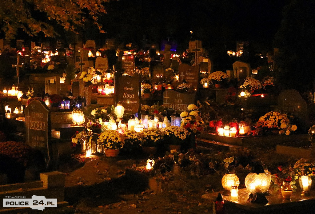 Cmentarz po zmroku skłania do zadumy i refleksji