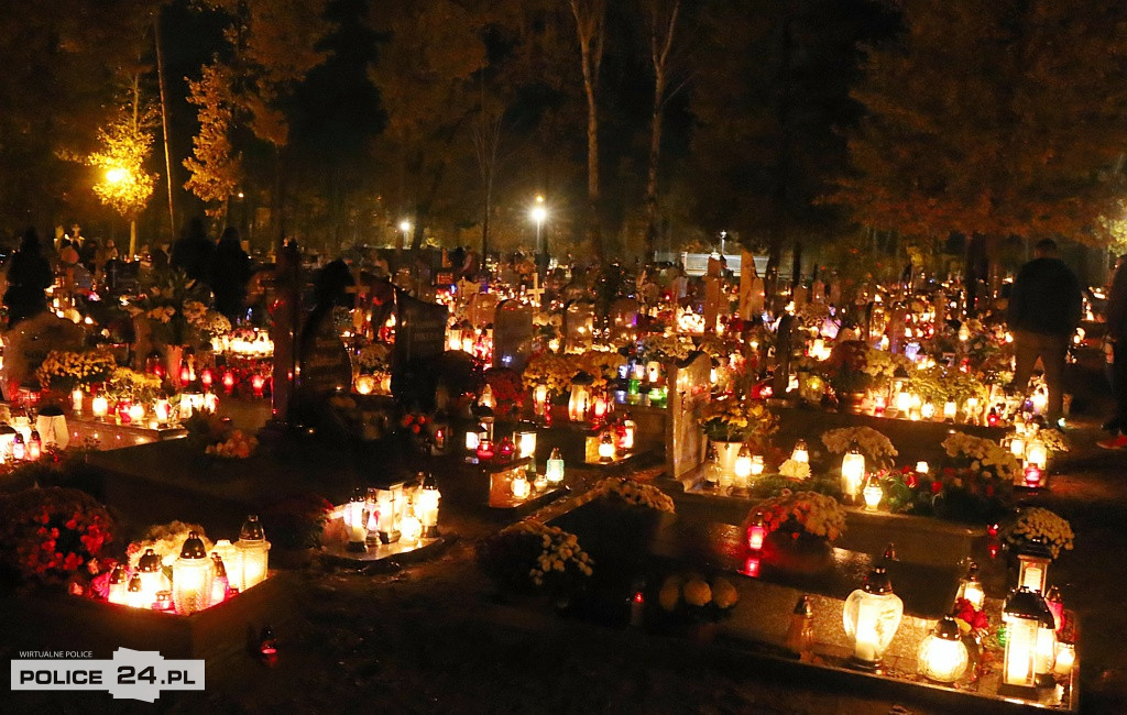 Cmentarz po zmroku skłania do zadumy i refleksji
