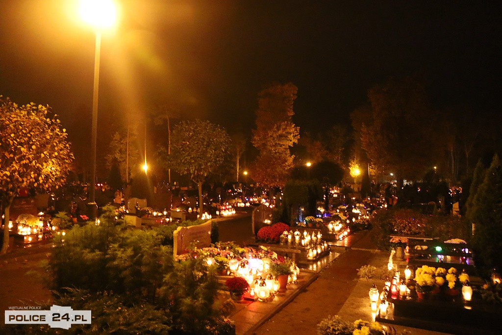Cmentarz po zmroku skłania do zadumy i refleksji
