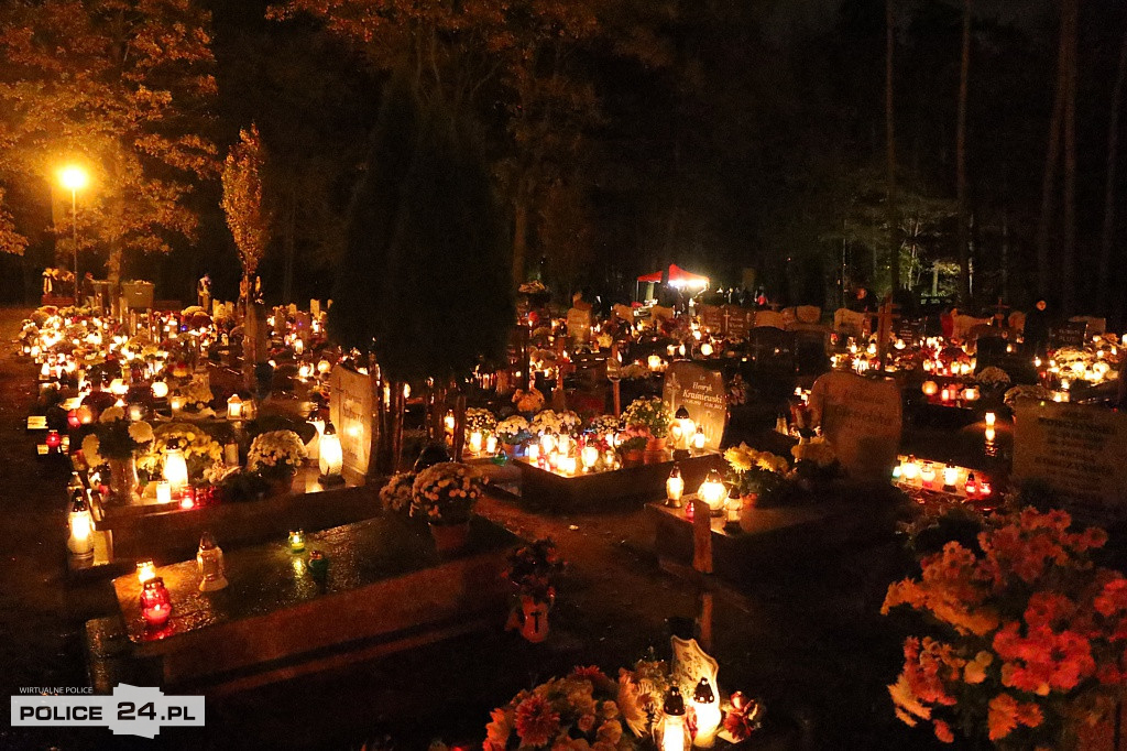 Cmentarz po zmroku skłania do zadumy i refleksji