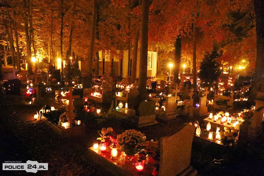 Cmentarz po zmroku skłania do zadumy i refleksji