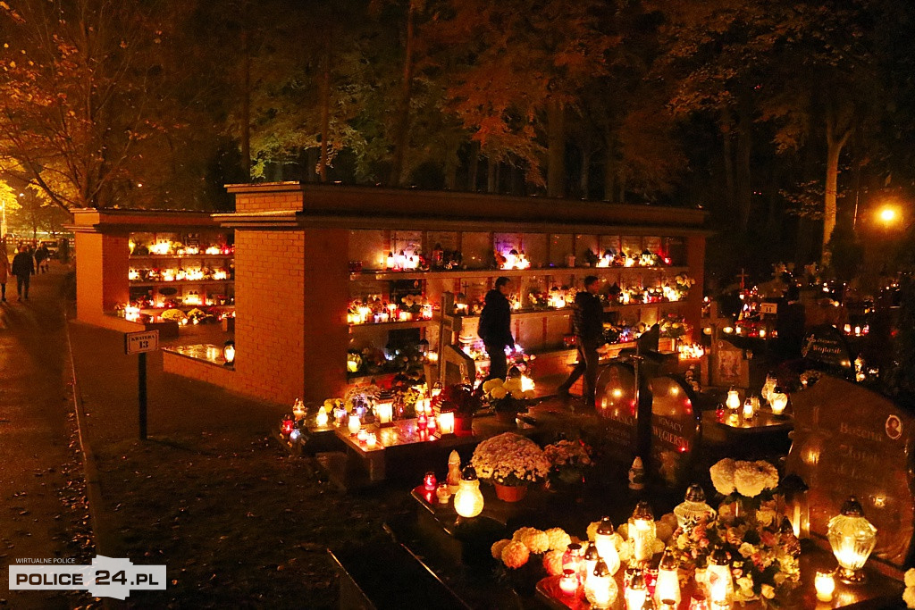 Cmentarz po zmroku skłania do zadumy i refleksji
