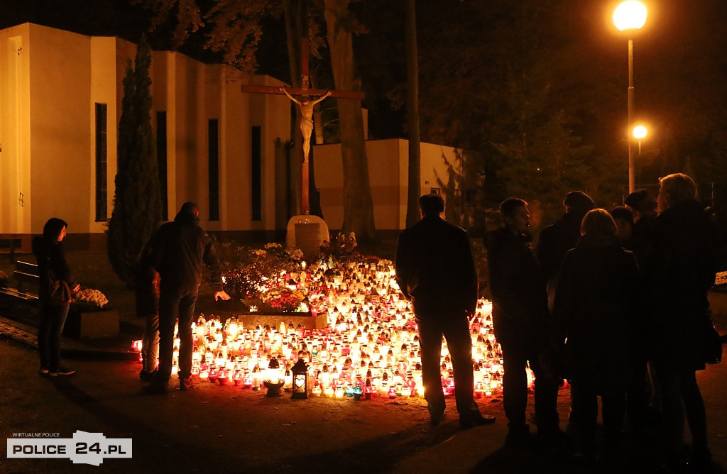 Cmentarz po zmroku skłania do zadumy i refleksji