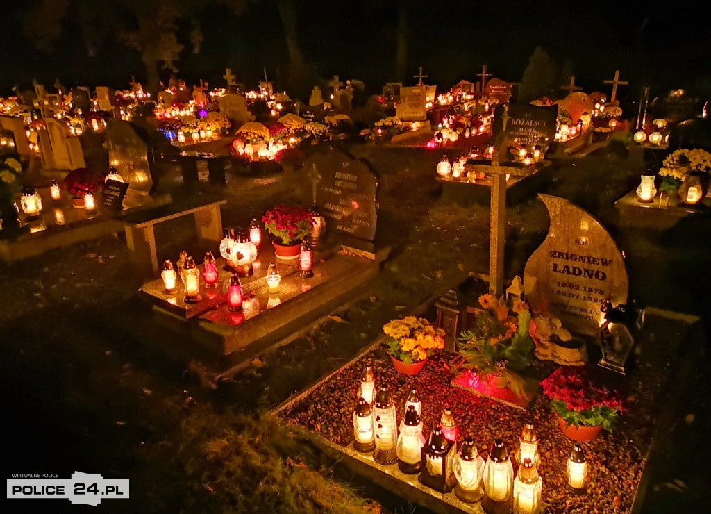 Cmentarz po zmroku skłania do zadumy i refleksji