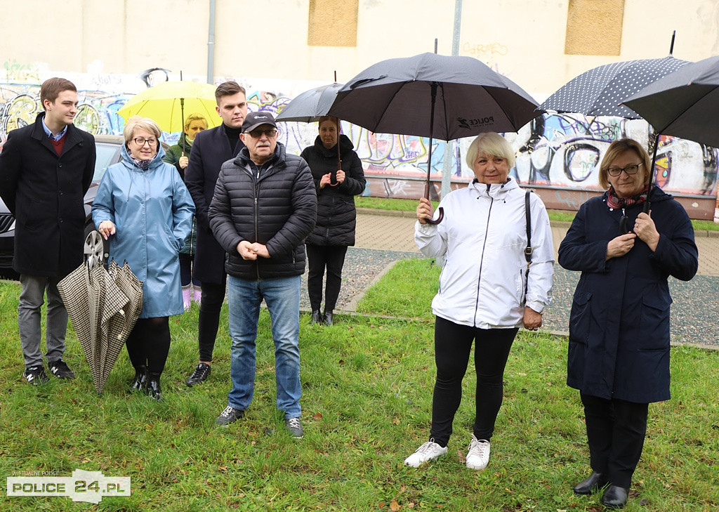 Samorządowcy wspólnie z uczniami posadzili drzewa