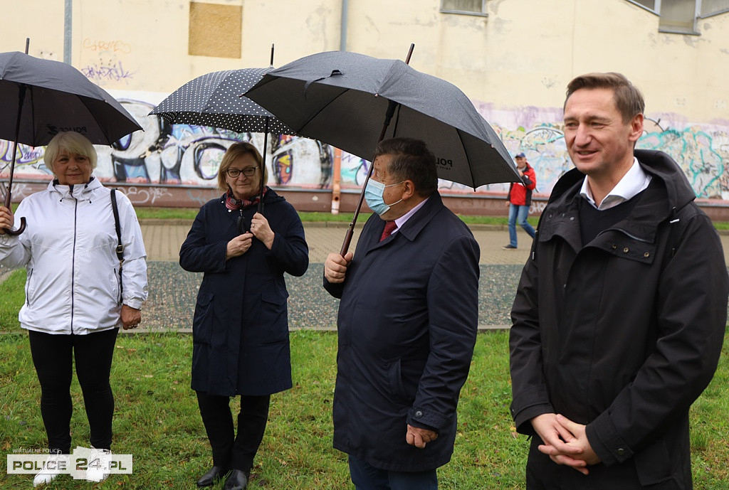 Samorządowcy wspólnie z uczniami posadzili drzewa