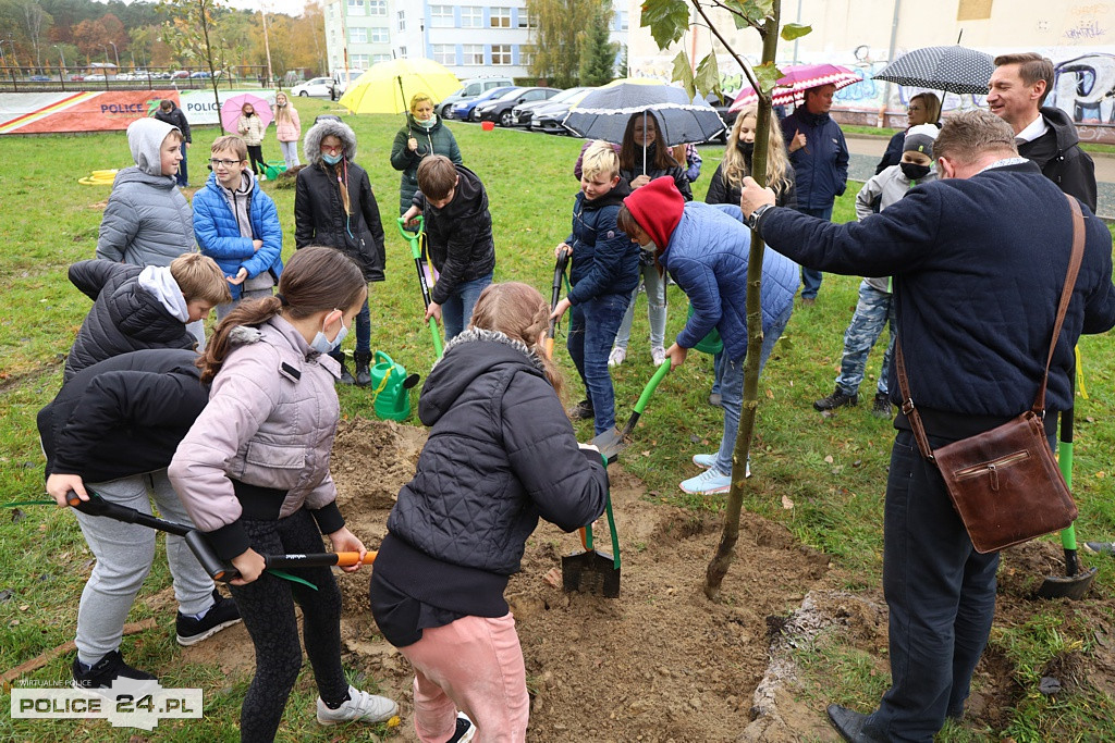 Samorządowcy wspólnie z uczniami posadzili drzewa