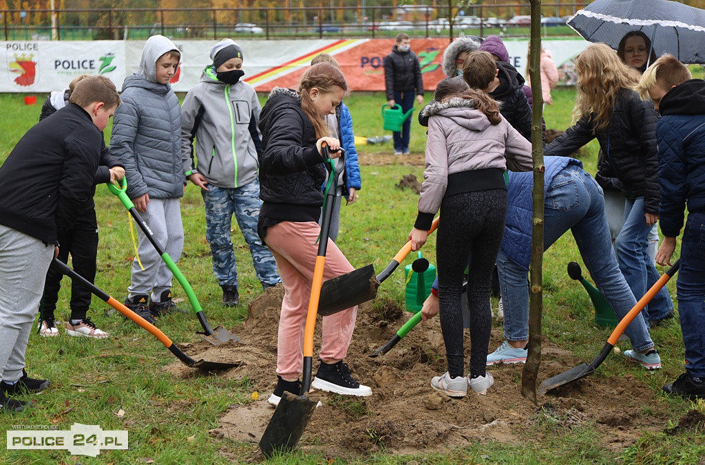 Samorządowcy wspólnie z uczniami posadzili drzewa