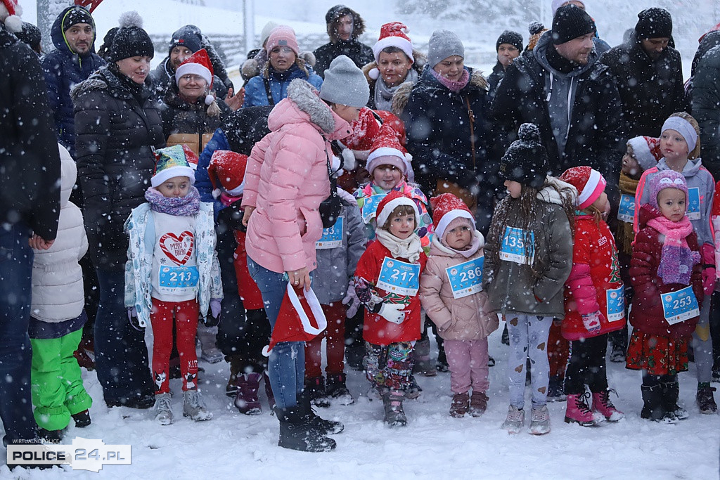 W Biegu Mikołajkowym rywalizowały dzieci i młodzież