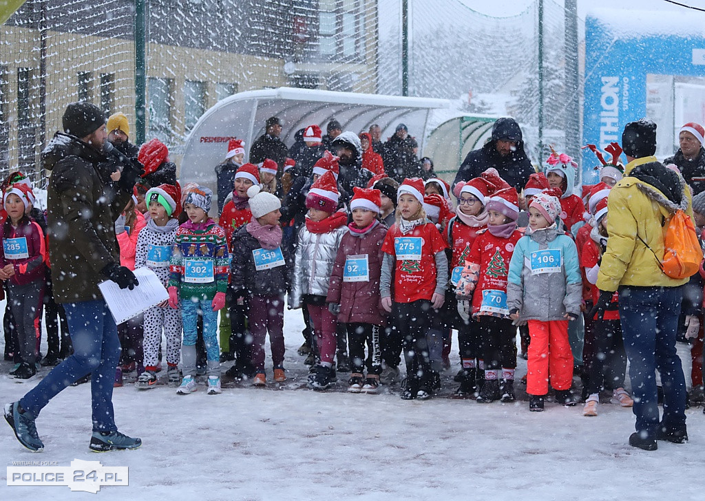 W Biegu Mikołajkowym rywalizowały dzieci i młodzież