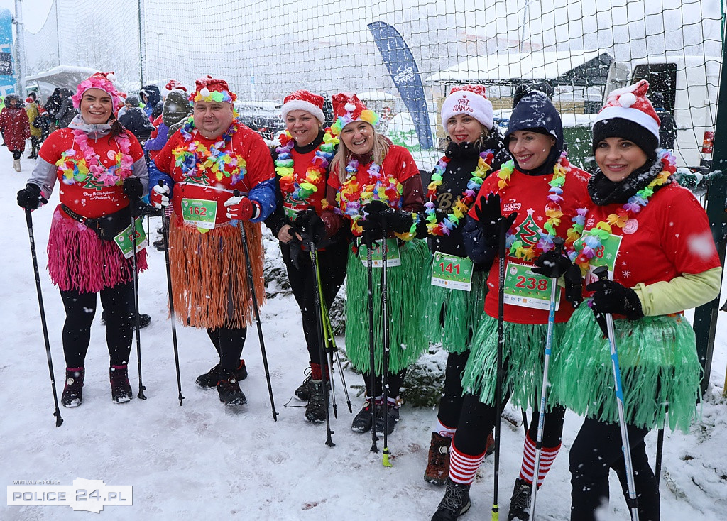 Pomaszerowali z kijkami w VII Marszu Mikołajkowym