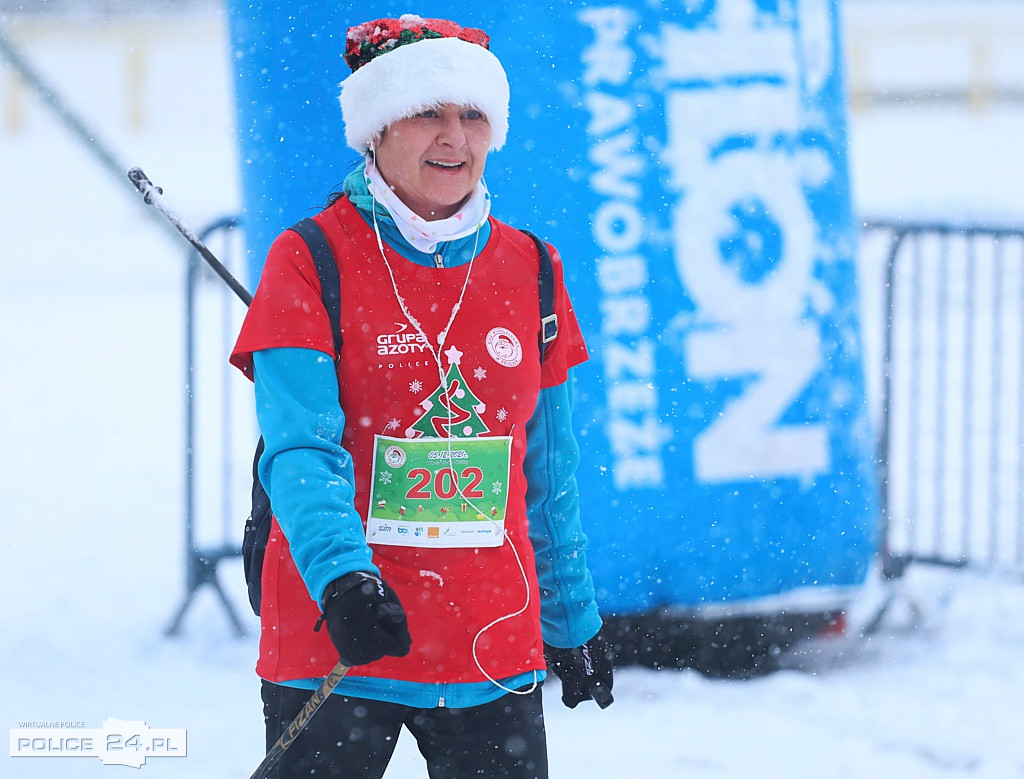 Pomaszerowali z kijkami w VII Marszu Mikołajkowym