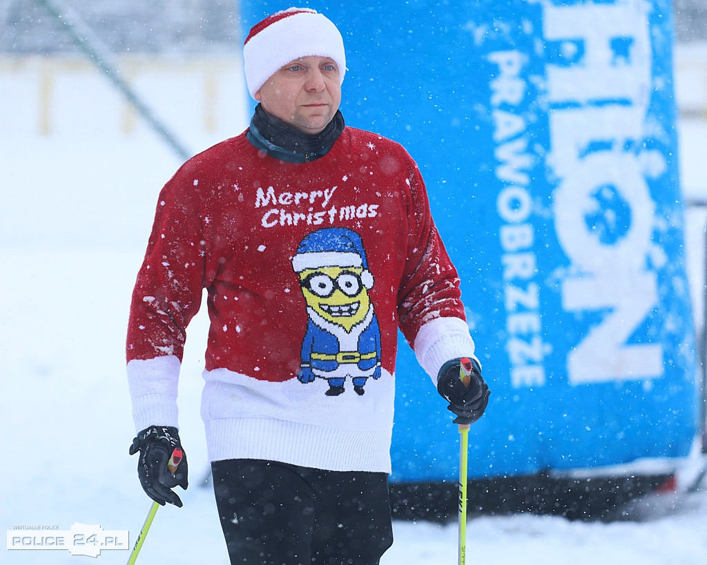 Pomaszerowali z kijkami w VII Marszu Mikołajkowym