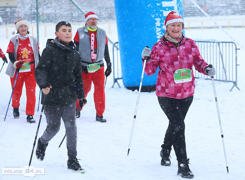 Pomaszerowali z kijkami w VII Marszu Mikołajkowym