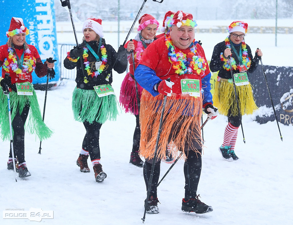 Pomaszerowali z kijkami w VII Marszu Mikołajkowym