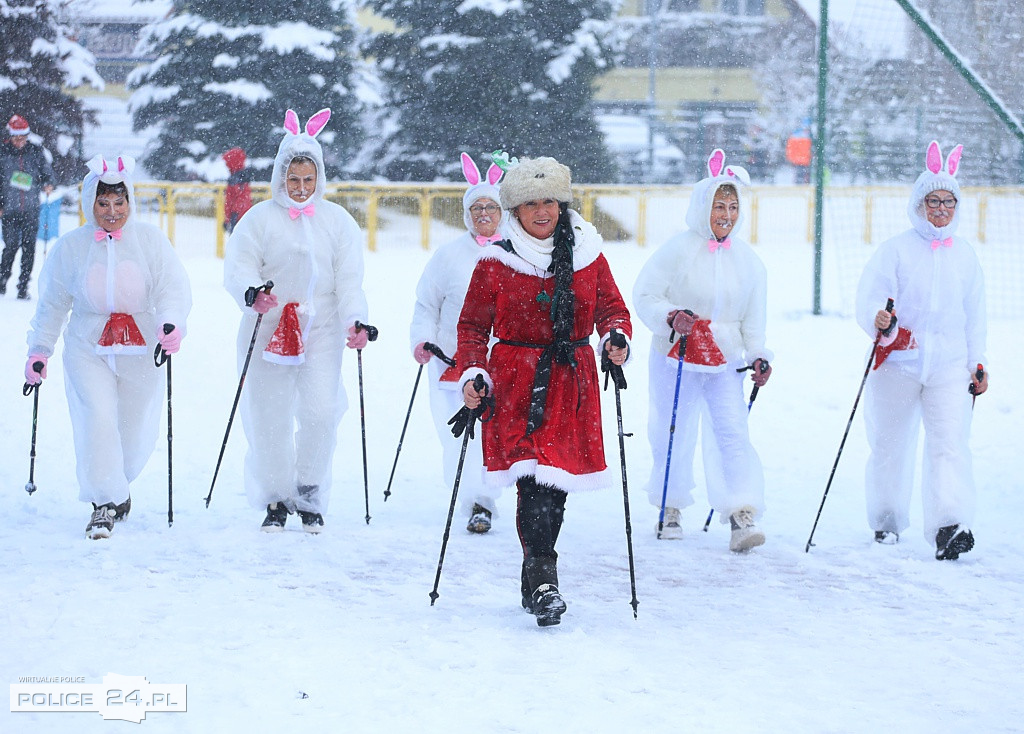 Pomaszerowali z kijkami w VII Marszu Mikołajkowym