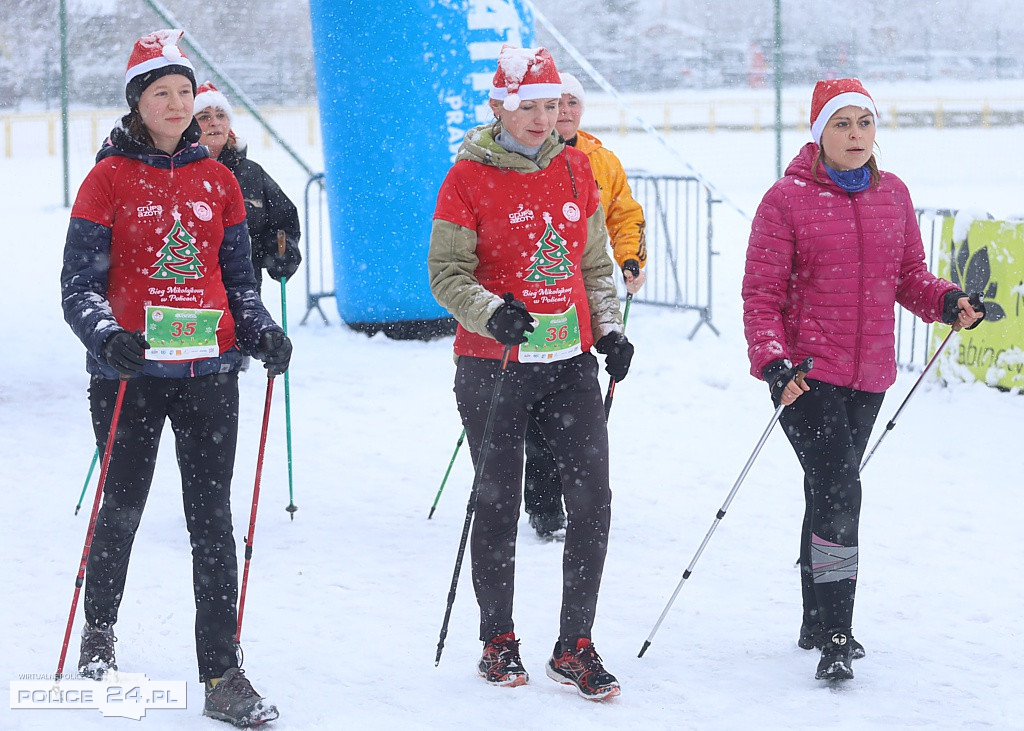 Pomaszerowali z kijkami w VII Marszu Mikołajkowym