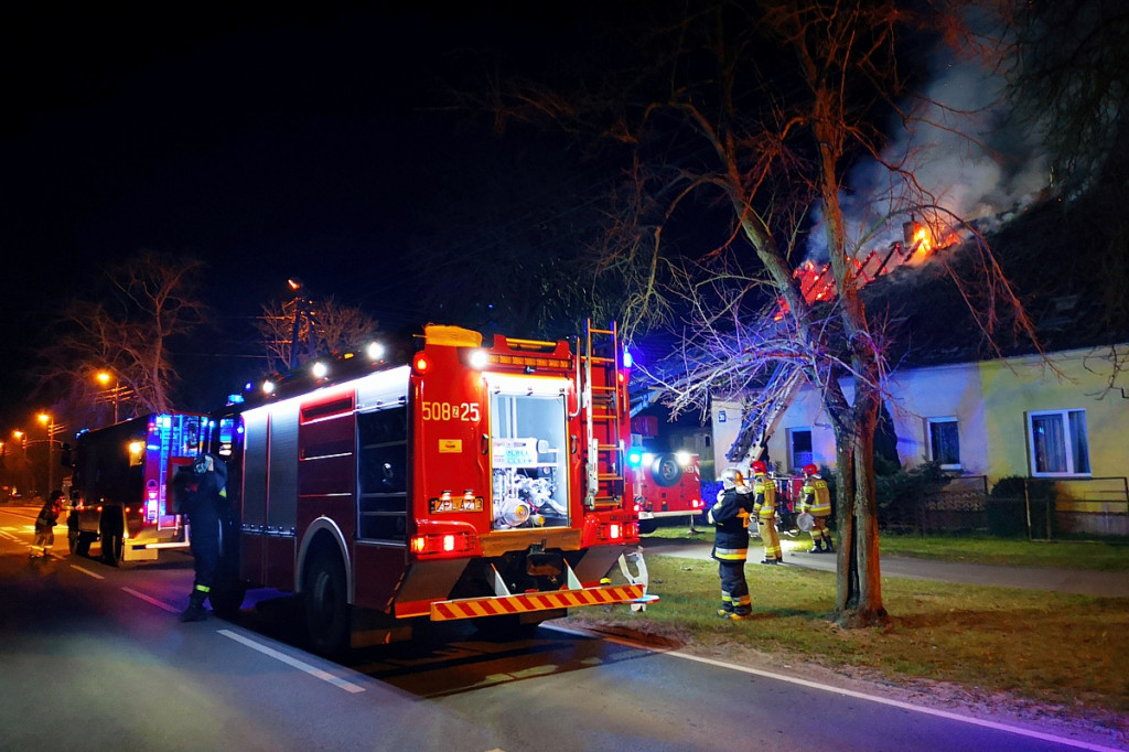 Pożar domu w Niekłończycy. Trwa akcja gaśnicza