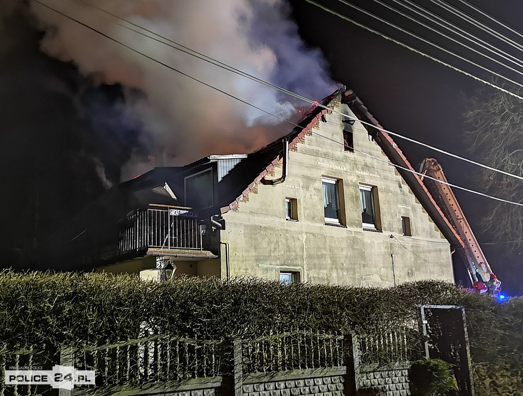 Pożar domu w Niekłończycy. Trwa akcja gaśnicza