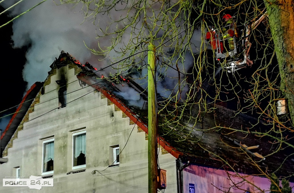 Pożar domu w Niekłończycy. Trwa akcja gaśnicza