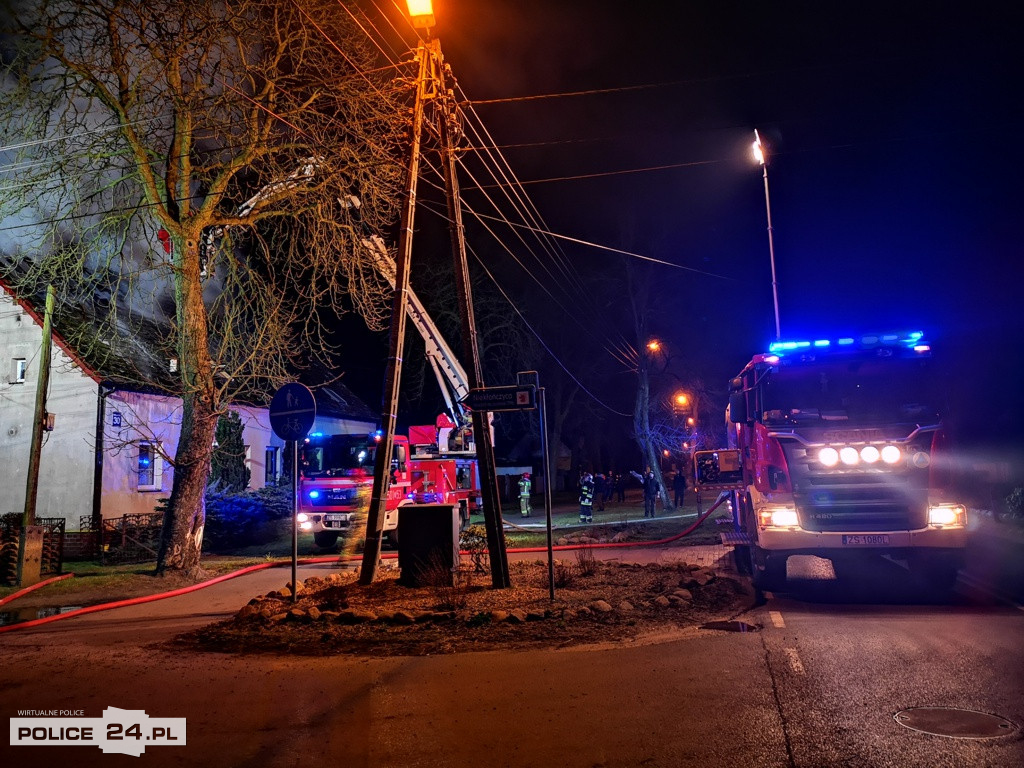 Pożar domu w Niekłończycy. Trwa akcja gaśnicza