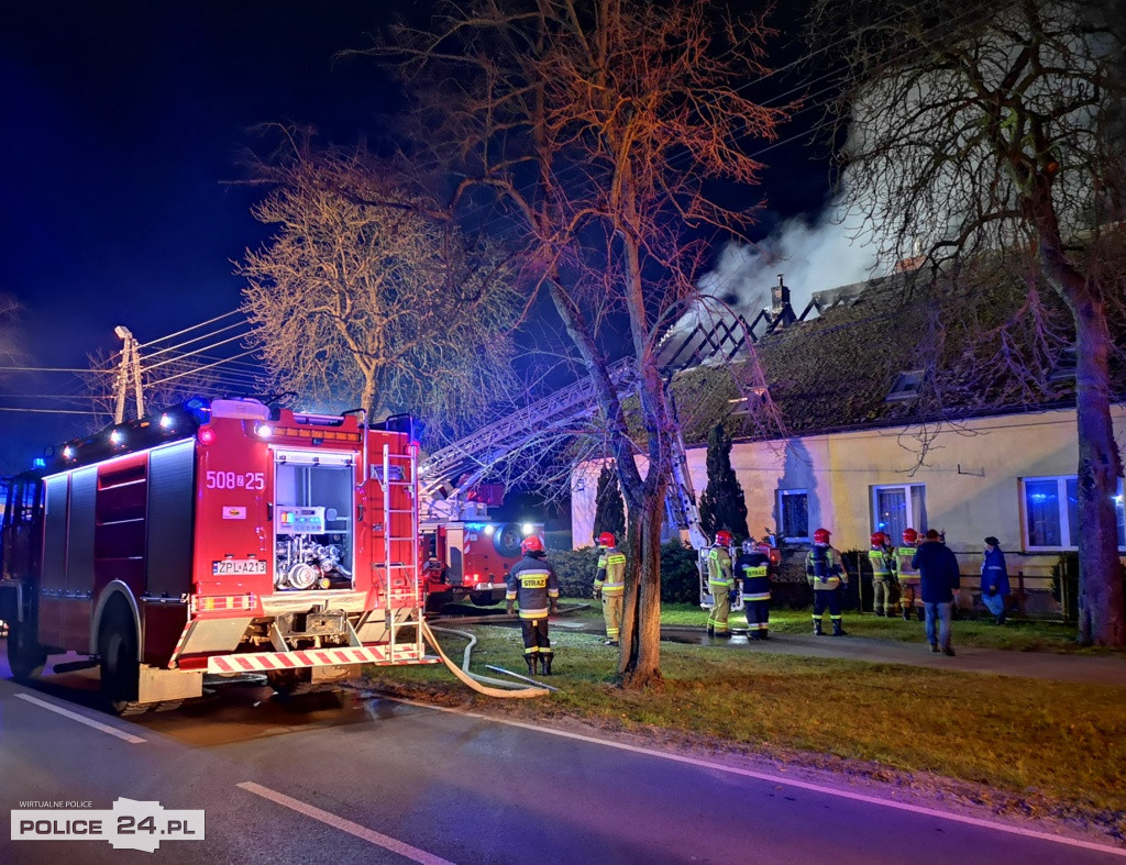 Pożar domu w Niekłończycy. Trwa akcja gaśnicza