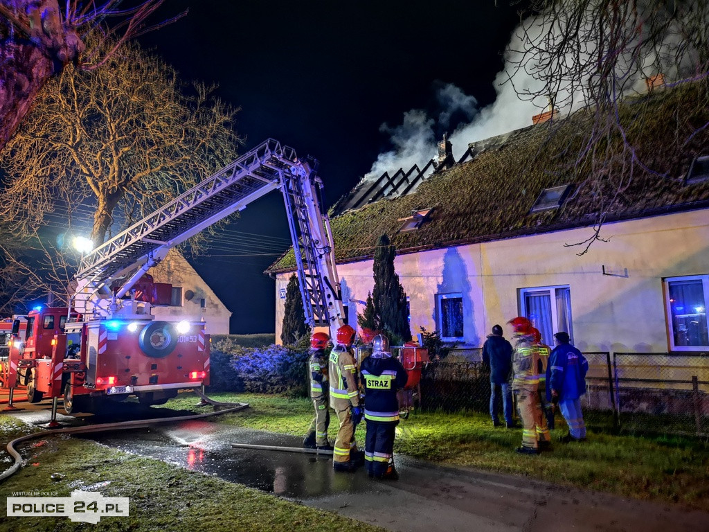Pożar domu w Niekłończycy. Trwa akcja gaśnicza