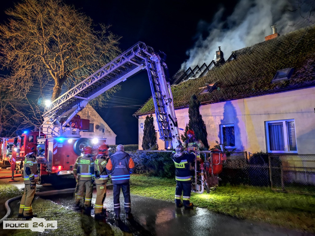 Pożar domu w Niekłończycy. Trwa akcja gaśnicza