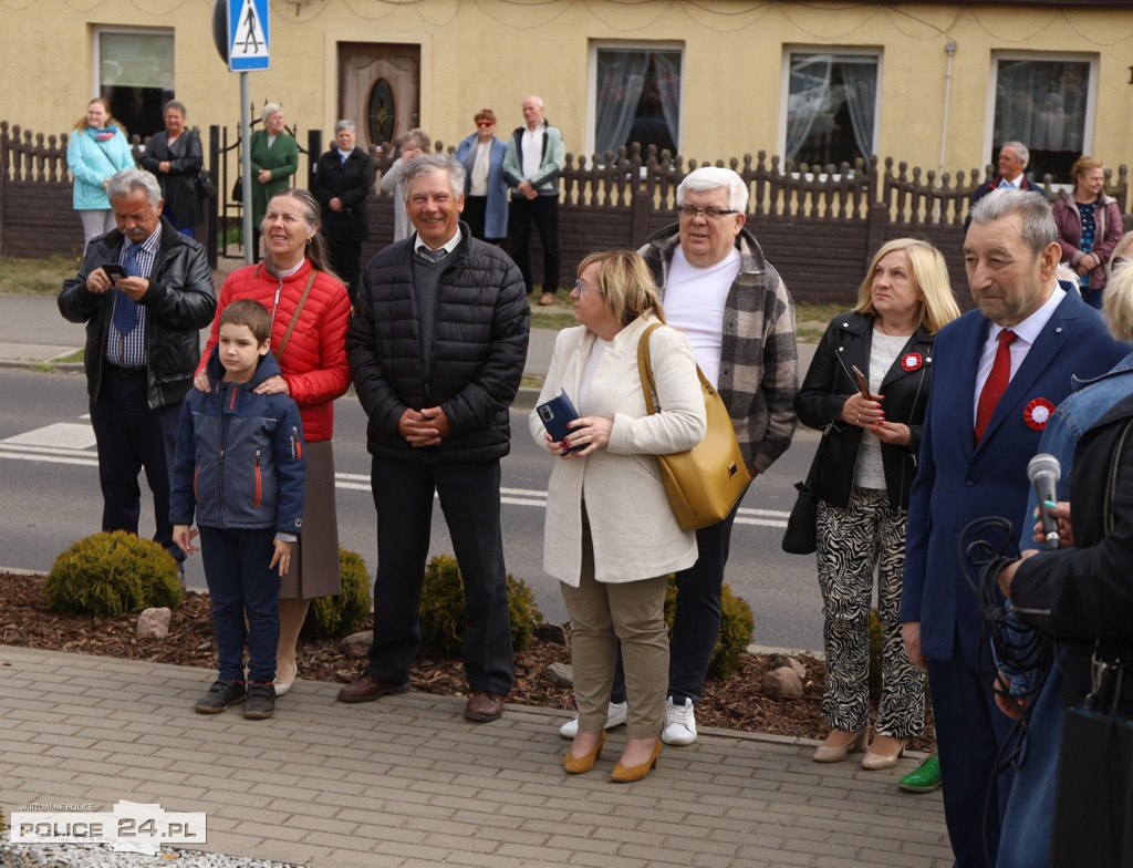 Uroczyste podniesienie flagi w Niekłończycy
