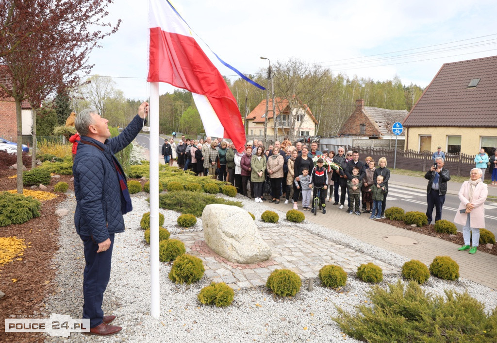 Uroczyste podniesienie flagi w Niekłończycy