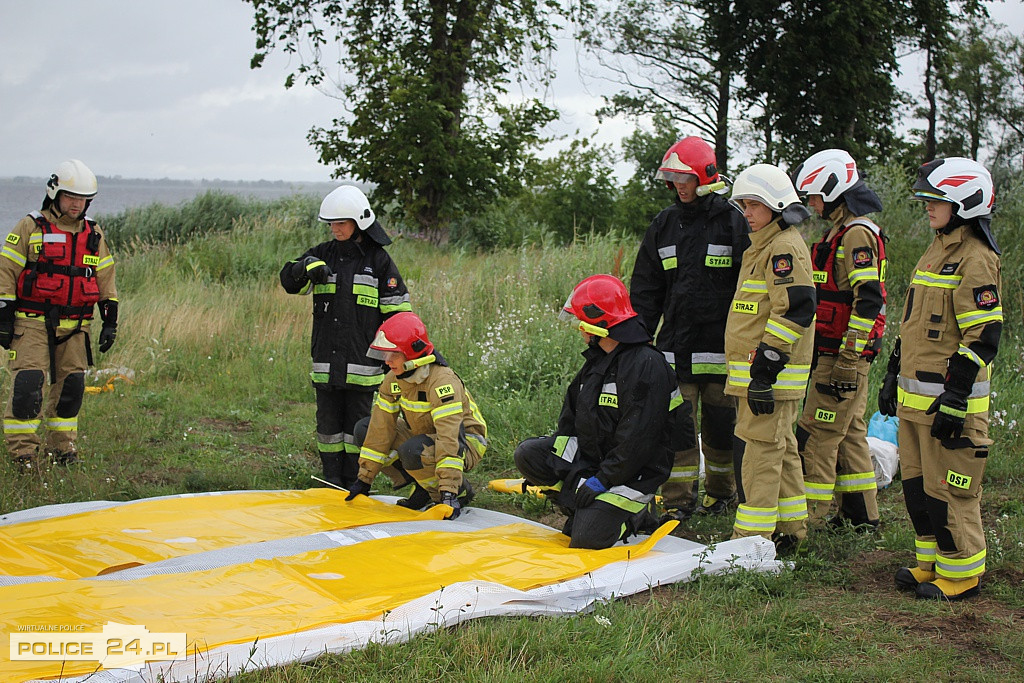 Trzebież. Ćwiczenia strażaków na wypadek powodzi
