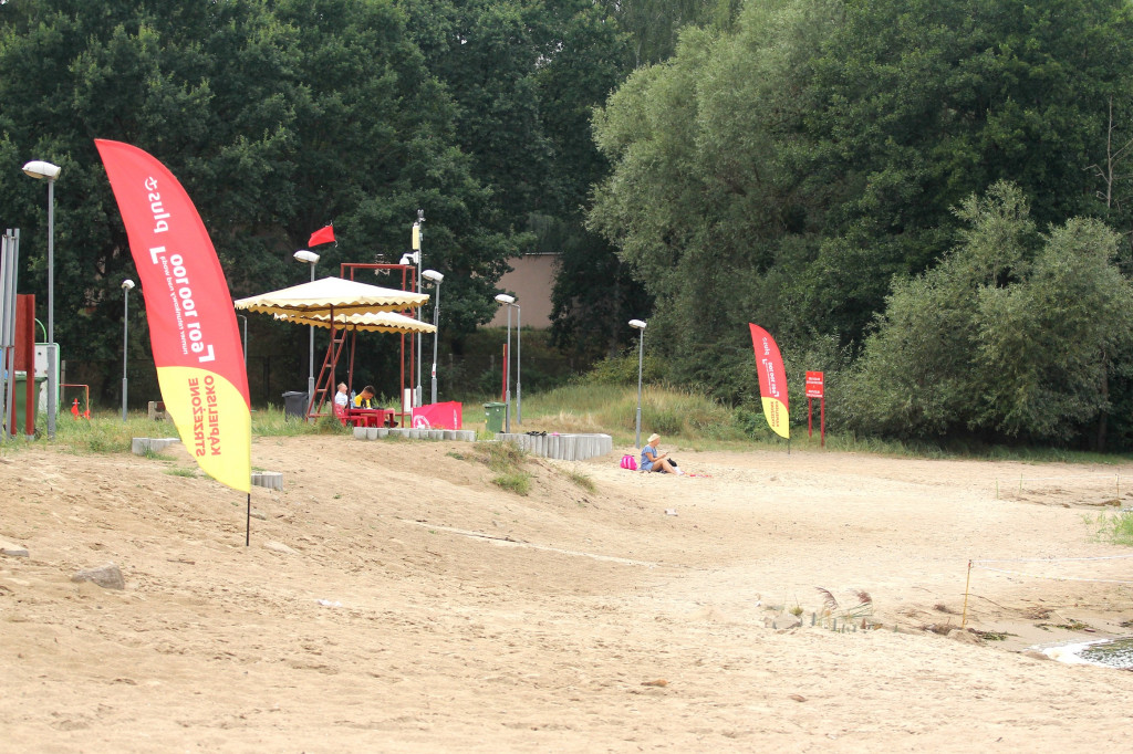 Pusto na plaży w Trzebieży. Czerwona flaga, sinice