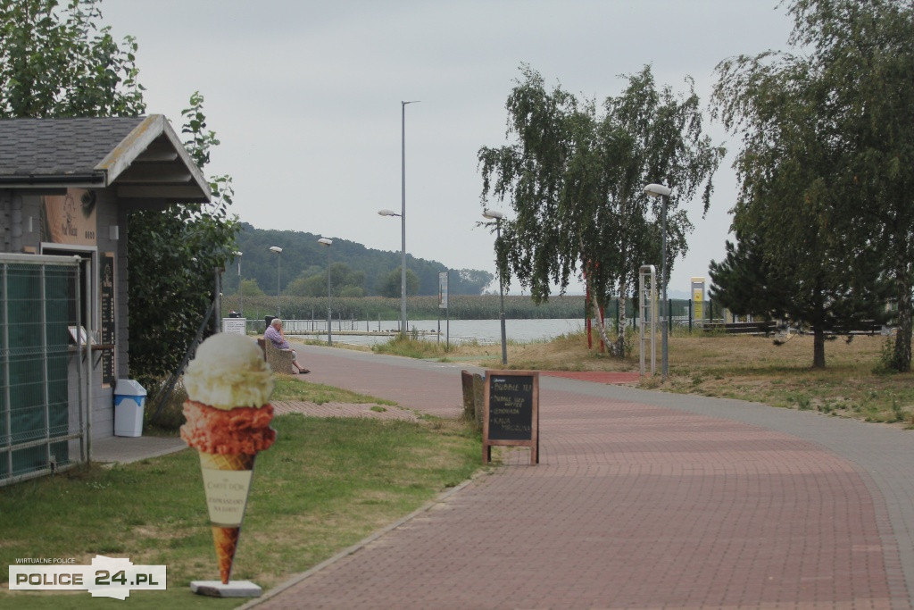 Pusto na plaży w Trzebieży. Czerwona flaga, sinice