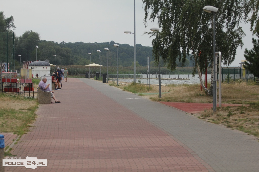 Pusto na plaży w Trzebieży. Czerwona flaga, sinice