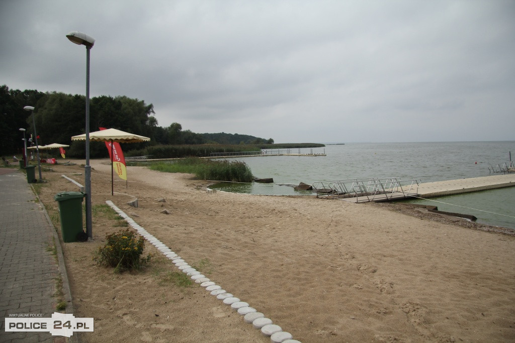 Pusto na plaży w Trzebieży. Czerwona flaga, sinice