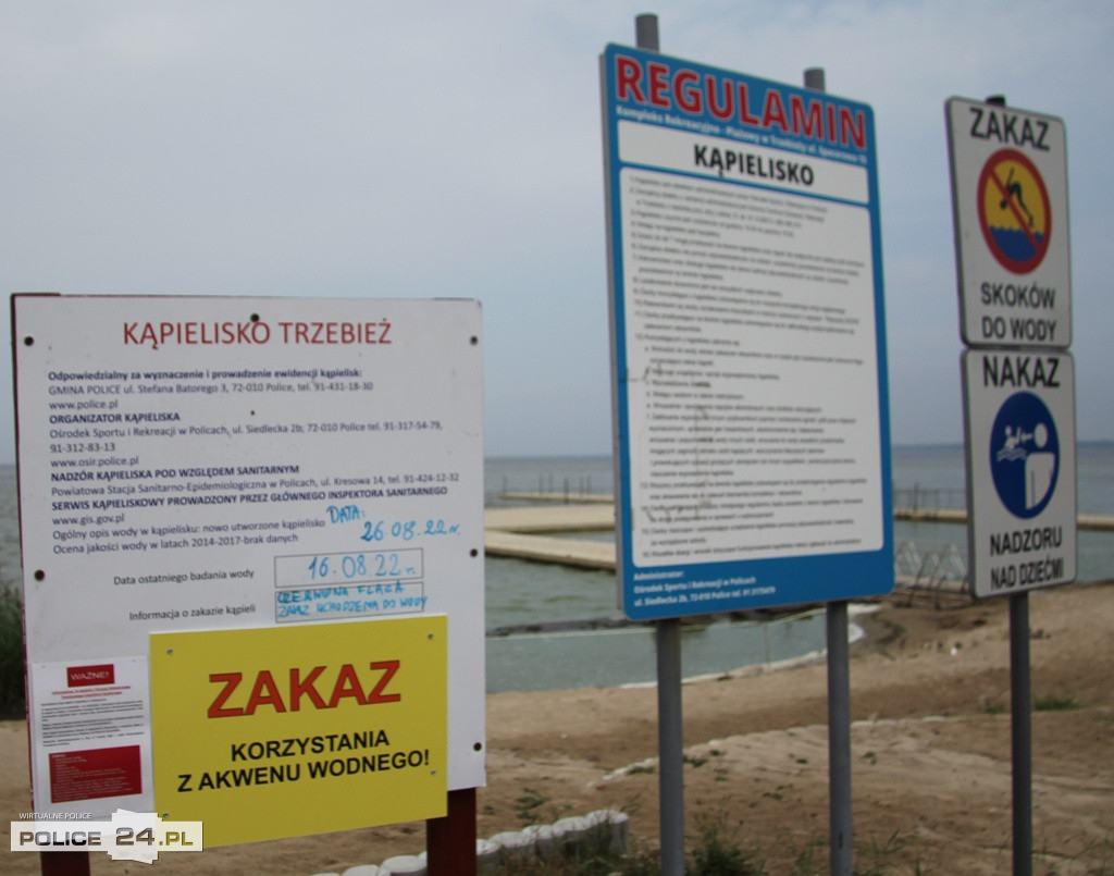 Pusto na plaży w Trzebieży. Czerwona flaga, sinice