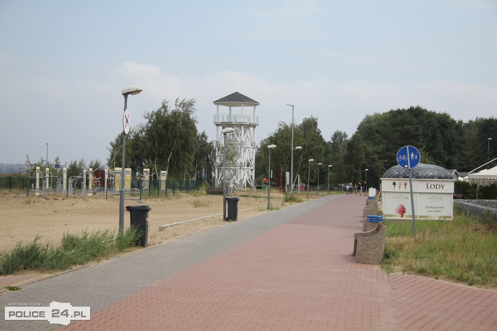 Pusto na plaży w Trzebieży. Czerwona flaga, sinice