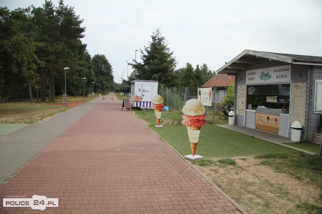 Pusto na plaży w Trzebieży. Czerwona flaga, sinice